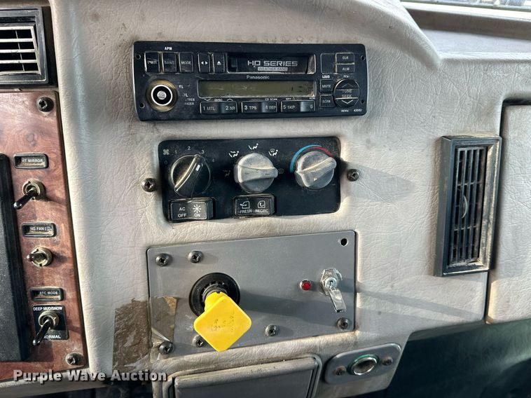 image for item OK9096 2006 Peterbilt 335  refuse truck