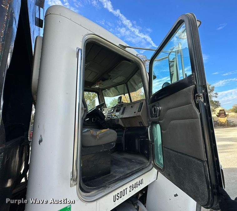 image for item OK9096 2006 Peterbilt 335  refuse truck