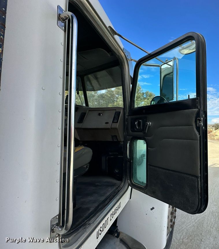 image for item OK9096 2006 Peterbilt 335  refuse truck