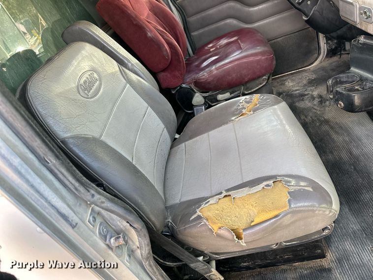 image for item OK9096 2006 Peterbilt 335  refuse truck