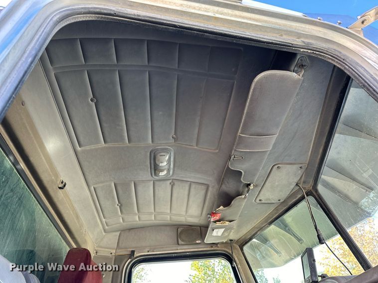 image for item OK9096 2006 Peterbilt 335  refuse truck