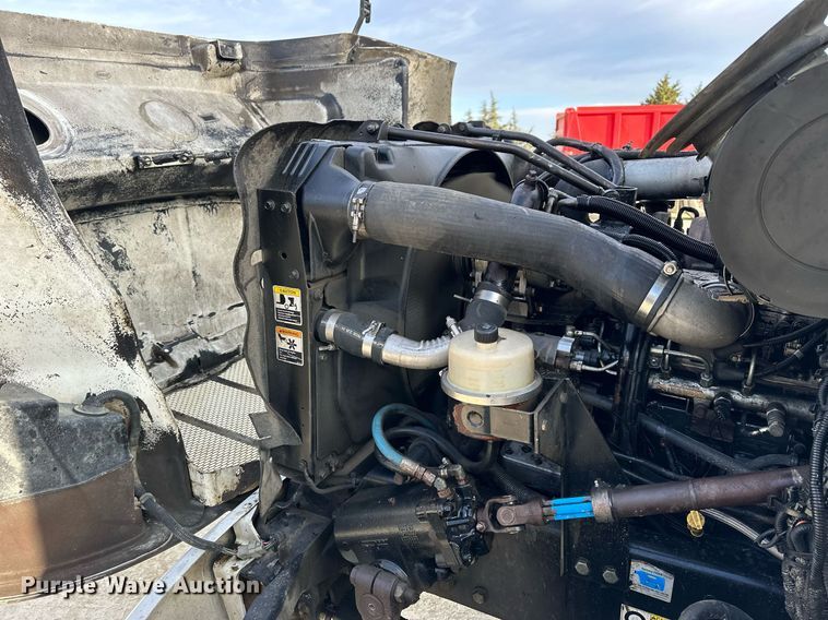 image for item OK9096 2006 Peterbilt 335  refuse truck