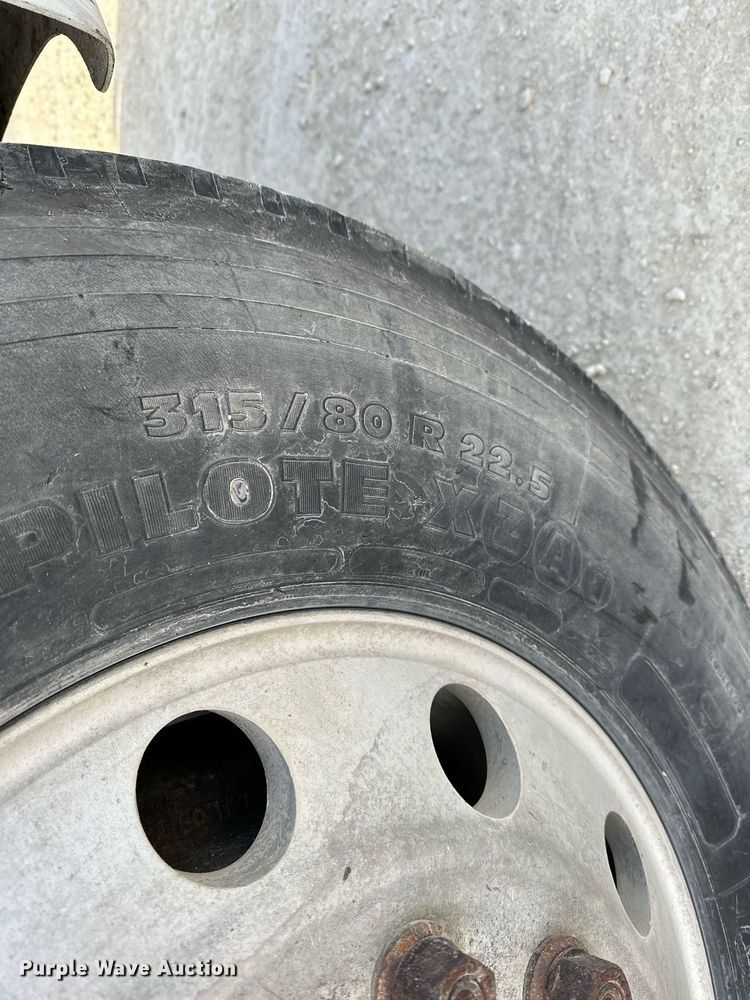 image for item OK9096 2006 Peterbilt 335  refuse truck