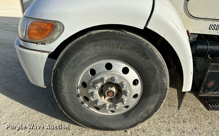 image for item OK9096 2006 Peterbilt 335  refuse truck