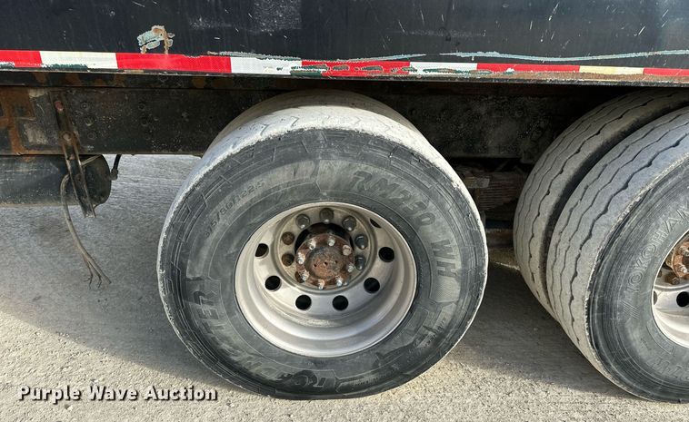 image for item OK9096 2006 Peterbilt 335  refuse truck