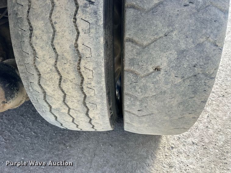 image for item OK9096 2006 Peterbilt 335  refuse truck