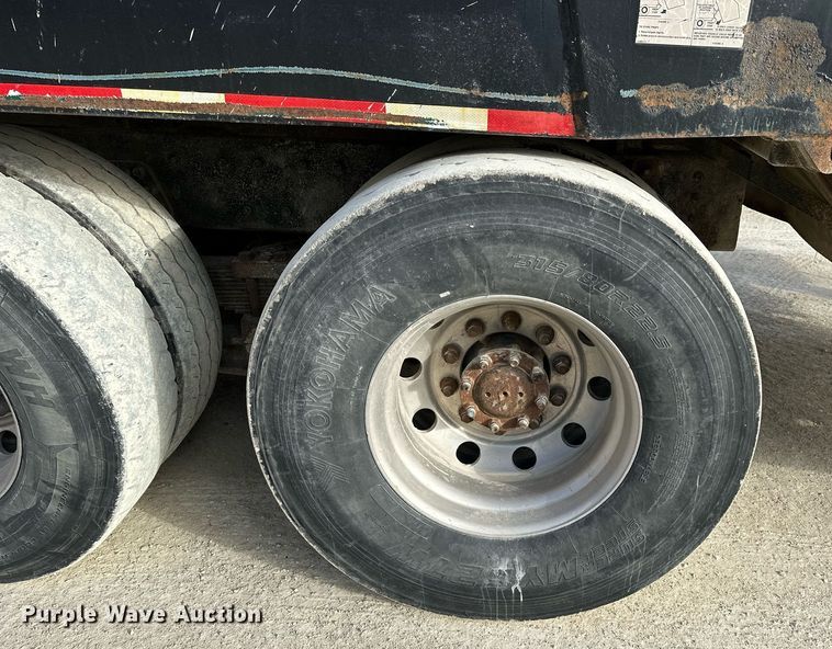 image for item OK9096 2006 Peterbilt 335  refuse truck