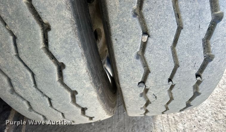 image for item OK9096 2006 Peterbilt 335  refuse truck