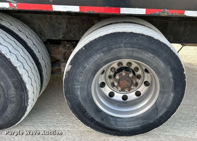 image for item OK9096 2006 Peterbilt 335  refuse truck