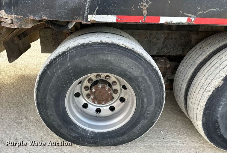 image for item OK9096 2006 Peterbilt 335  refuse truck