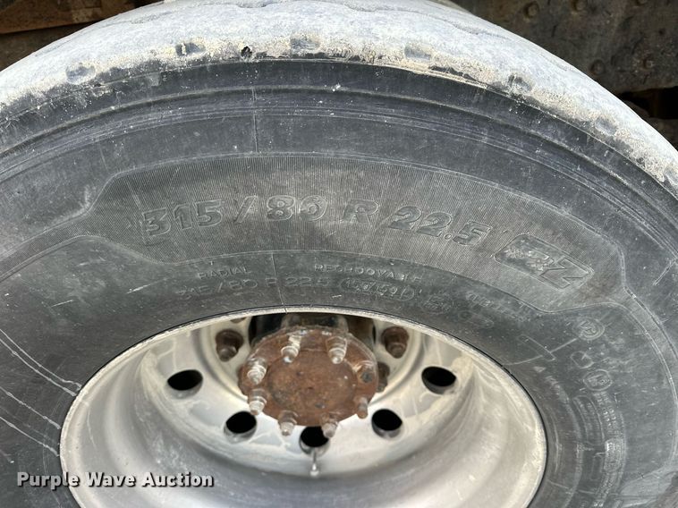 image for item OK9096 2006 Peterbilt 335  refuse truck