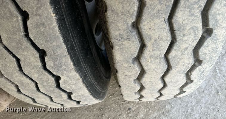 image for item OK9096 2006 Peterbilt 335  refuse truck