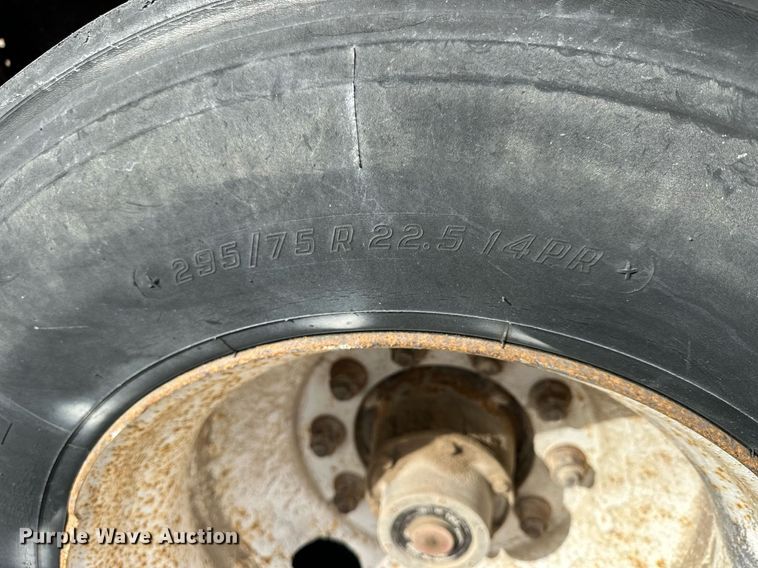 image for item OK9144 2001 Hyundai VI2530152JSA  dry van trailer