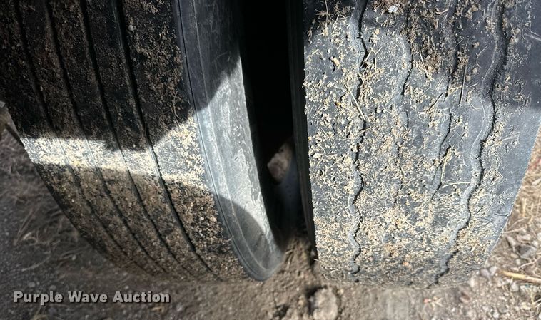 image for item OK9144 2001 Hyundai VI2530152JSA  dry van trailer