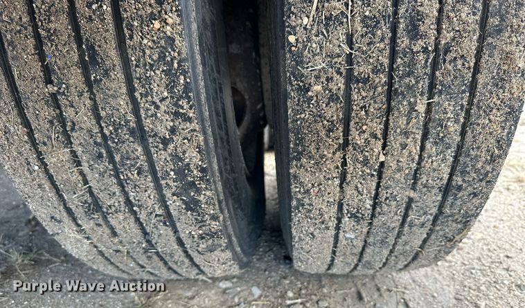 image for item OK9144 2001 Hyundai VI2530152JSA  dry van trailer