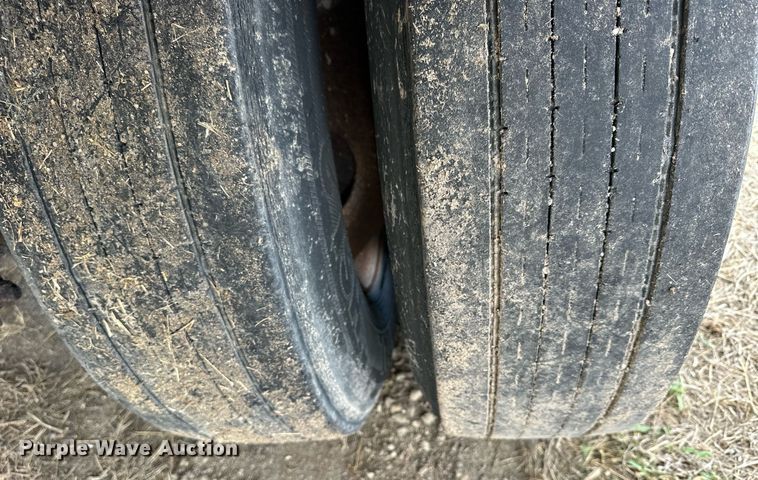 image for item OK9144 2001 Hyundai VI2530152JSA  dry van trailer