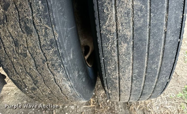 image for item OK9144 2001 Hyundai VI2530152JSA  dry van trailer