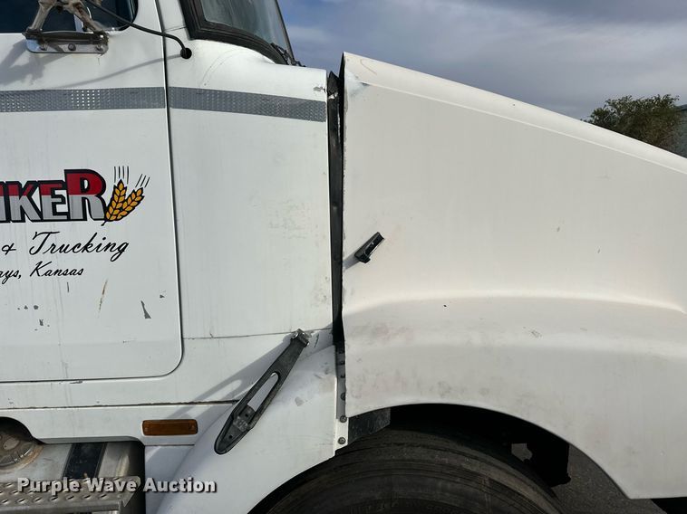 image for item OK9146 1991 Volvo White GMC  semi truck