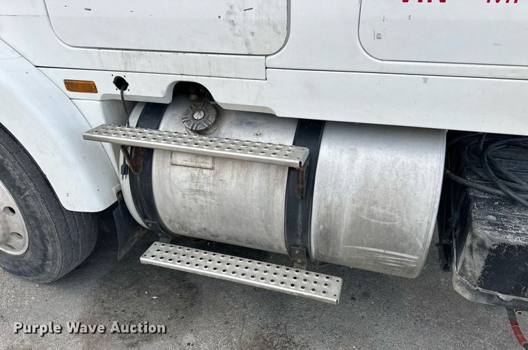 image for item OK9146 1991 Volvo White GMC  semi truck
