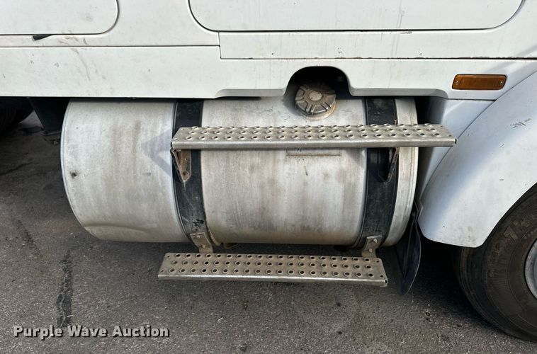 image for item OK9146 1991 Volvo White GMC  semi truck
