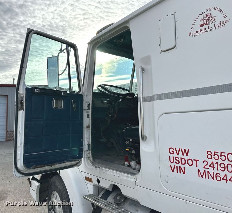 image for item OK9146 1991 Volvo White GMC  semi truck