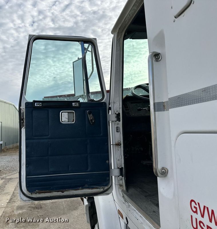 image for item OK9146 1991 Volvo White GMC  semi truck