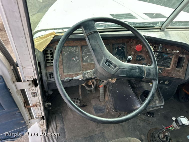 image for item OK9146 1991 Volvo White GMC  semi truck