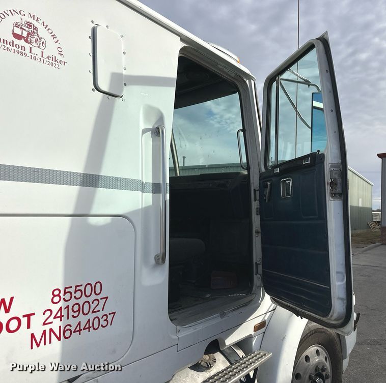 image for item OK9146 1991 Volvo White GMC  semi truck