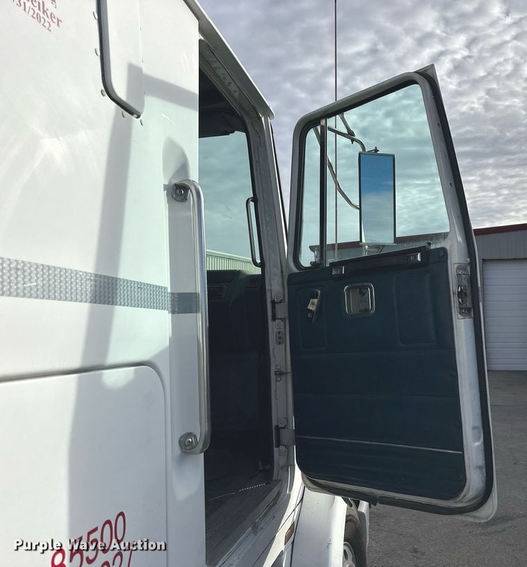 image for item OK9146 1991 Volvo White GMC  semi truck