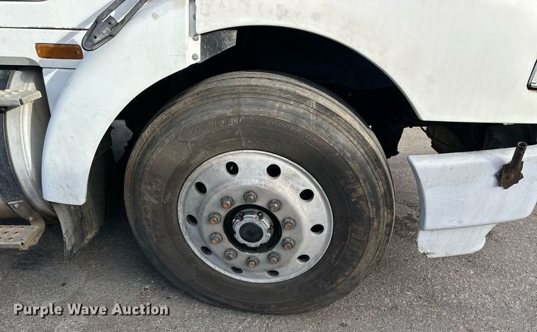 image for item OK9146 1991 Volvo White GMC  semi truck
