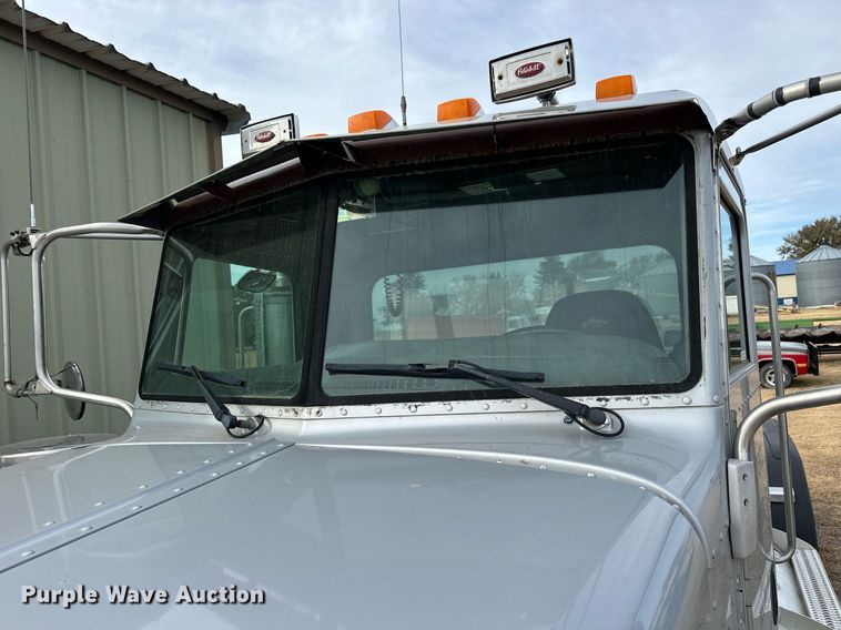 image for item OK9154 2005 Peterbilt 379  semi truck