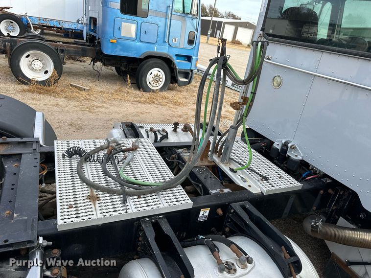 image for item OK9154 2005 Peterbilt 379  semi truck