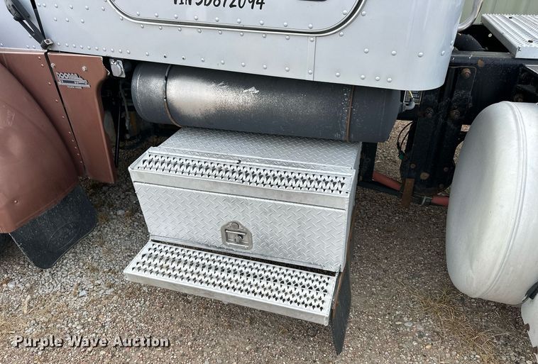 image for item OK9154 2005 Peterbilt 379  semi truck