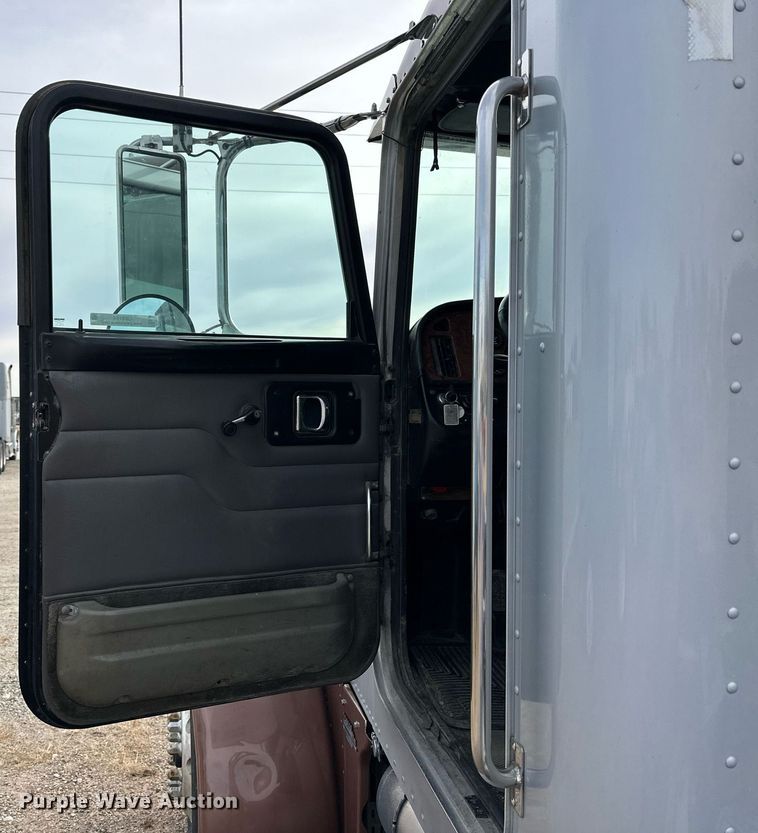 image for item OK9154 2005 Peterbilt 379  semi truck