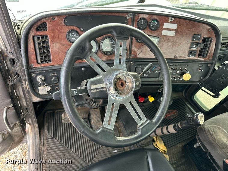 image for item OK9154 2005 Peterbilt 379  semi truck