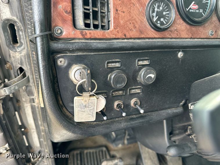 image for item OK9154 2005 Peterbilt 379  semi truck