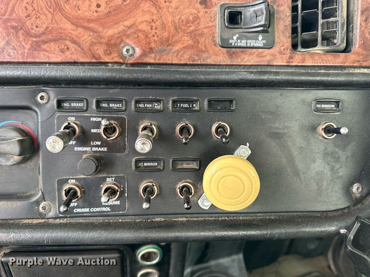 image for item OK9154 2005 Peterbilt 379  semi truck