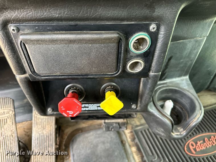 image for item OK9154 2005 Peterbilt 379  semi truck