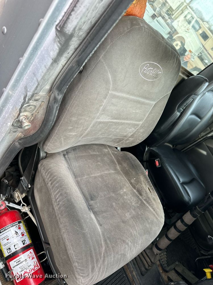 image for item OK9154 2005 Peterbilt 379  semi truck