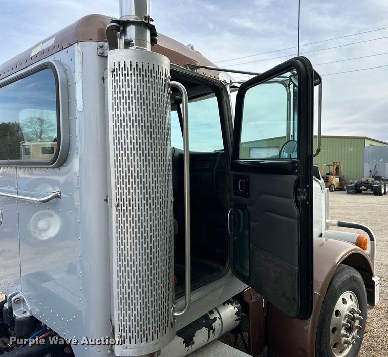 image for item OK9154 2005 Peterbilt 379  semi truck