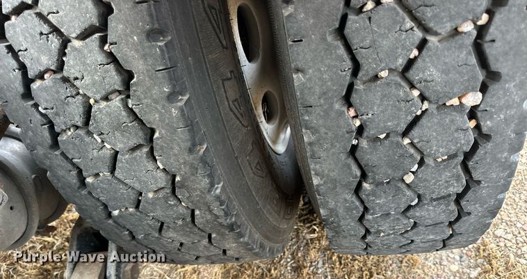 image for item OK9154 2005 Peterbilt 379  semi truck