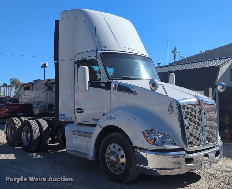 image for item OL9122 2015 Kenworth T680  semi truck