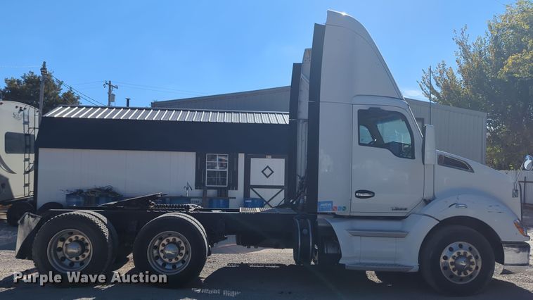 image for item OL9122 2015 Kenworth T680  semi truck
