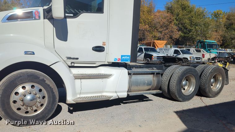 image for item OL9122 2015 Kenworth T680  semi truck