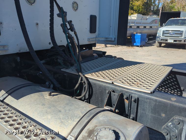 image for item OL9122 2015 Kenworth T680  semi truck