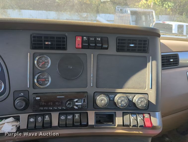 image for item OL9122 2015 Kenworth T680  semi truck