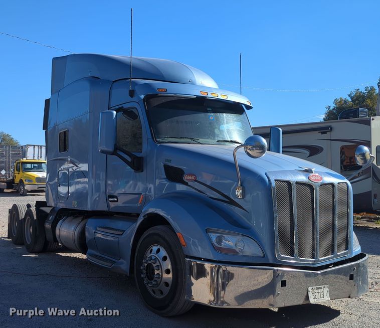 image for item OL9123 2015 Peterbilt 579  semi truck
