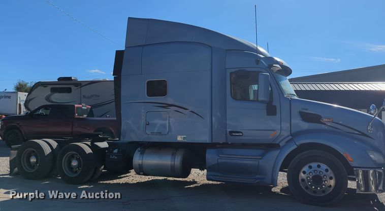 image for item OL9123 2015 Peterbilt 579  semi truck