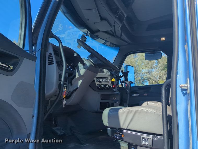 image for item OL9123 2015 Peterbilt 579  semi truck