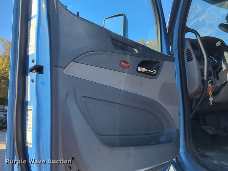 image for item OL9123 2015 Peterbilt 579  semi truck